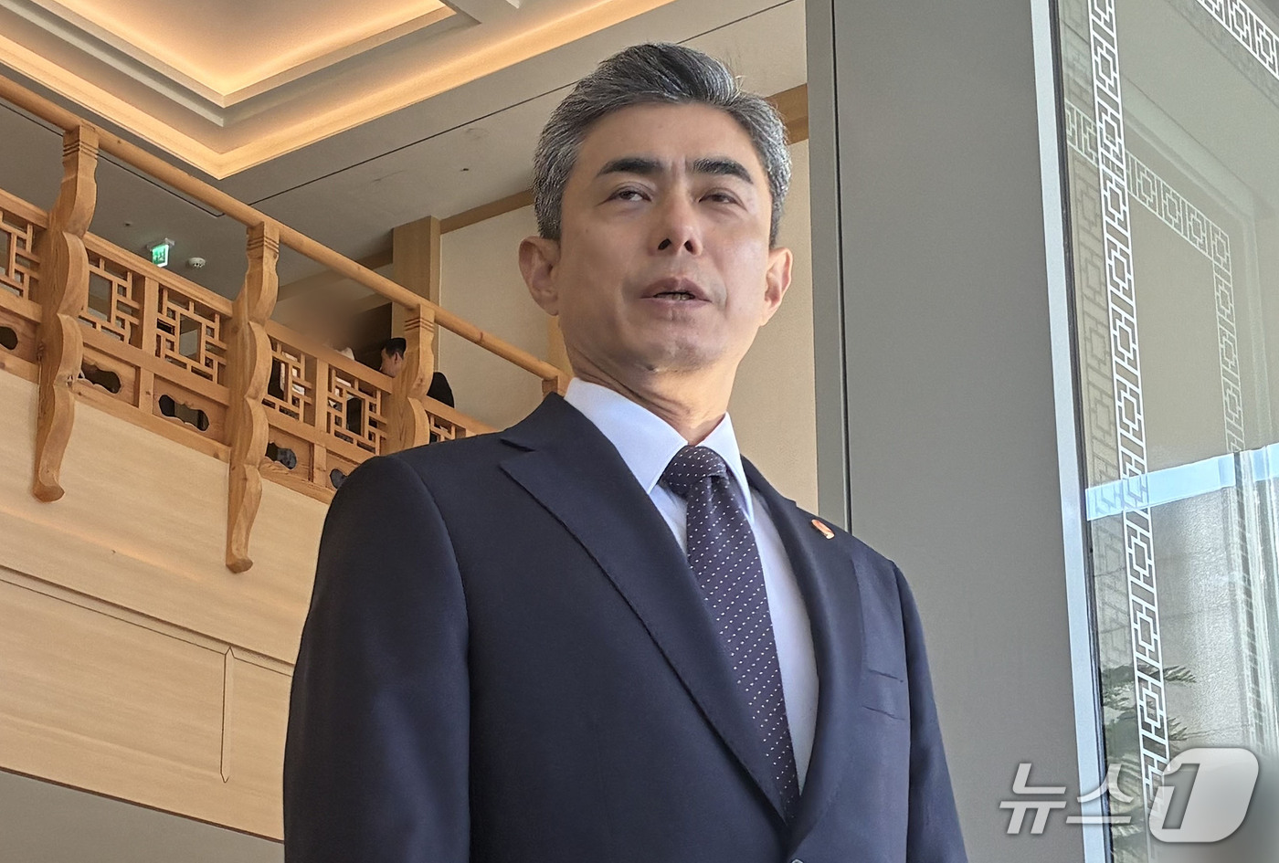 (서울=뉴스1) 김기성 기자 = 강신철 국방부 장관이 6일 오전 서울 용산구 국방부에서 약식 도어스테핑을 하고 있다.이날 강 장관은 최근 서부전선 비무장지대(DMZ)에서 발생한 북 …