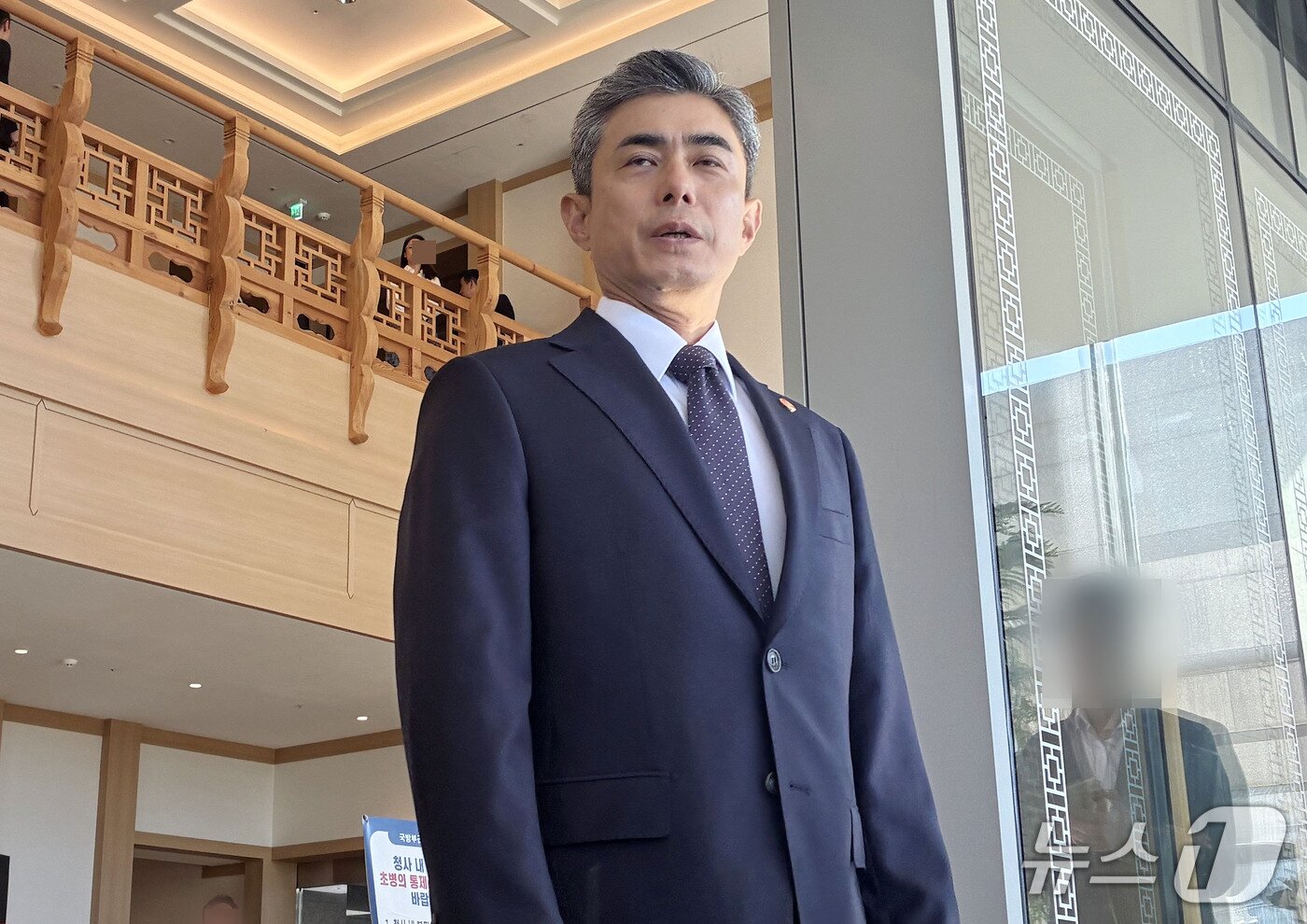 본문 이미지 - 강신철 국방부 장관이 6일 오전 서울 용산구 국방부에서 약식 도어스테핑을 하고 있다. 이날 강 장관은 최근 서부전선 비무장지대(DMZ)에서 발생한 북한군 지뢰 폭발사건을 '북한의 국경선 요새화 작업에 따른 피해'로 규정하며 국가 안보 위협 행위에 단호하게 대응하겠다고 강조했다. 2026.10.6 ⓒ 뉴스1 김기성 기자