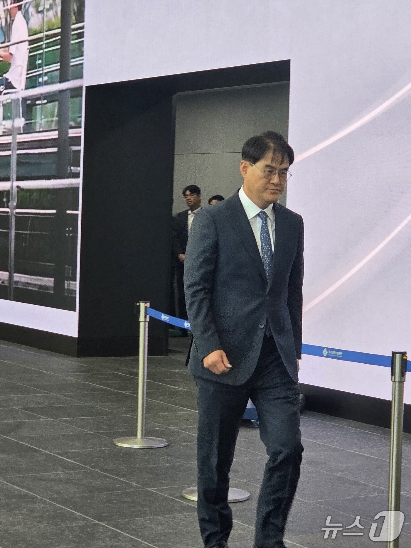 본문 이미지 -   김형근 초대 수원지방중수청장 출근길 도어스테핑 모습. 2026.10.6/뉴스1 ⓒ News1 배수아 기자
