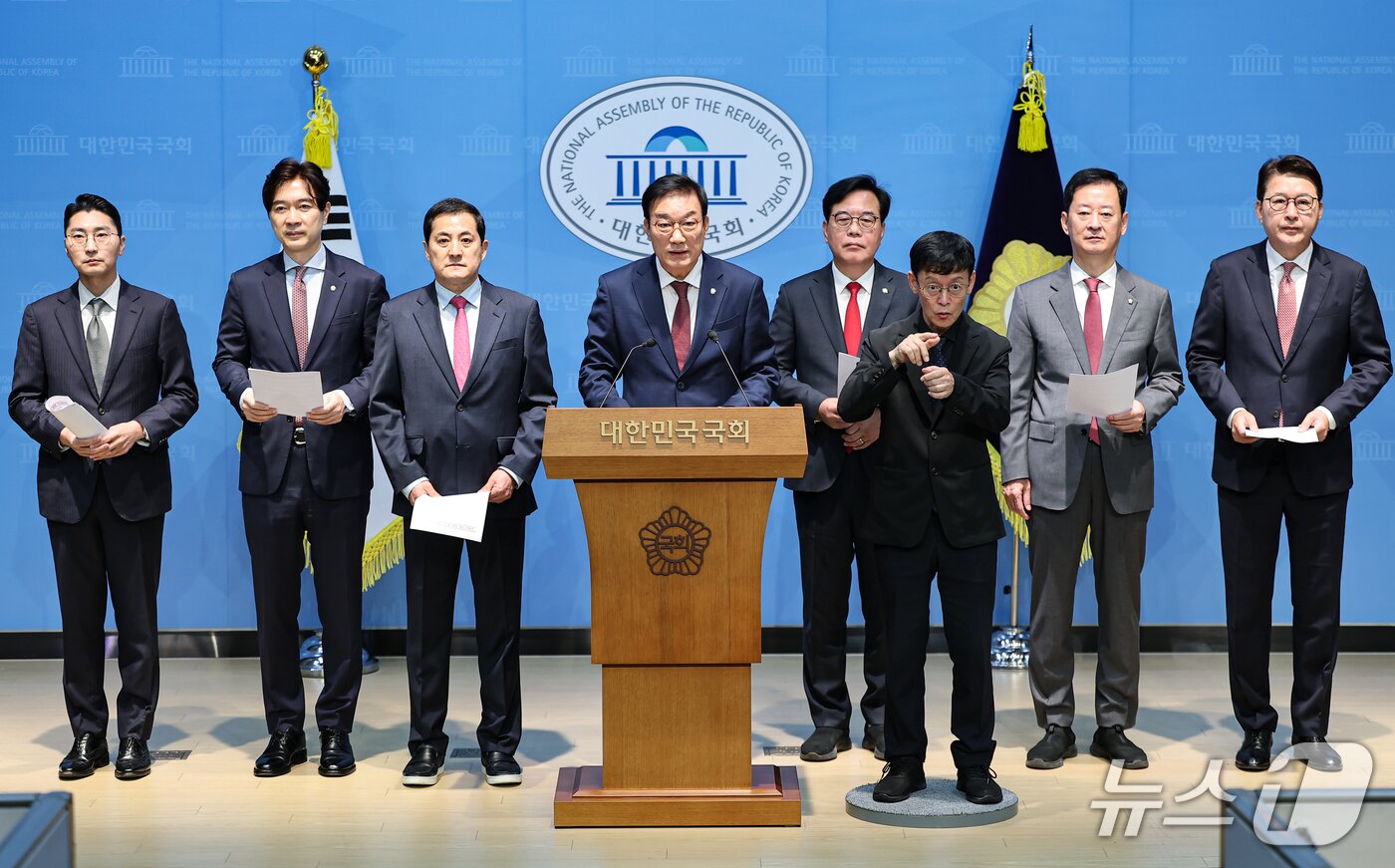 본문 이미지 - 국회 정무위원회 야당 간사인 서일준 국민의힘 의원 및 정무위 소속 국민의힘 의원들이 6일 서울 여의도 국회에서 김재섭 의원 경찰소환조사 관련 기자회견을 하고 있다. 2026.10.6 ⓒ 뉴스1 김도우 기자
