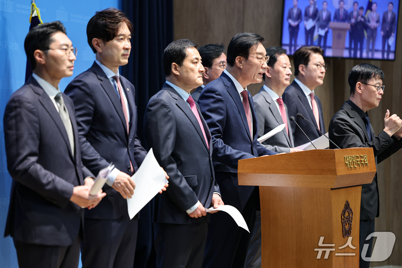 (서울=뉴스1) 김도우 기자 = 국회 정무위원회 야당 간사인 서일준 국민의힘 의원 및 정무위 소속 국민의힘 의원들이 6일 서울 여의도 국회에서 김재섭 의원 경찰소환조사 관련 기자회 …