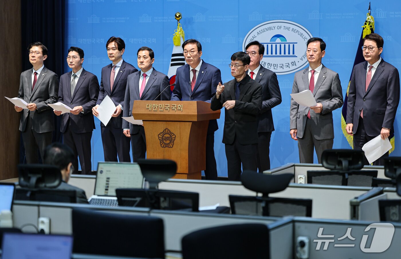 본문 이미지 - 국회 정무위원회 야당 간사인 서일준 국민의힘 의원 및 정무위 소속 국민의힘 의원들이 6일 서울 여의도 국회에서 김재섭 의원 경찰소환조사 관련 기자회견을 하고 있다. 2026.10.6 ⓒ 뉴스1 김도우 기자