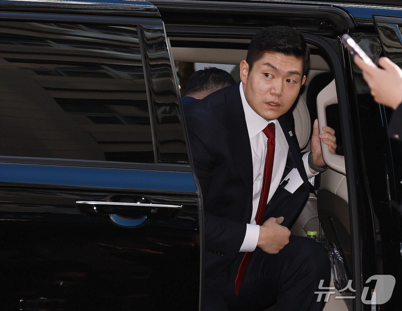 본문 이미지 - 정원오 전 서울시장 후보의 성동구청장 재임 시절 멕시코 칸쿤 출장 관련 의혹을 제기한 김재섭 국민의힘 의원이 6일 오전 공직선거법상 허위사실 공표·후보자비방 등 혐의로 피의자 신분 조사를 받기 위해 서울 마포구 서울경찰청 광역수사단 공공범죄수사대에 출석하고 있다. 2026.10.6 ⓒ 뉴스1 구윤성 기자