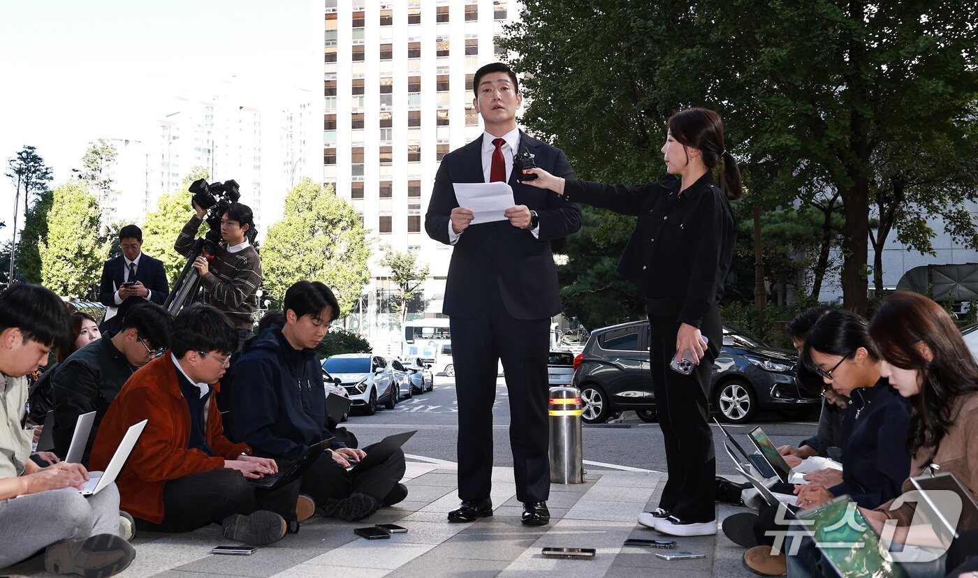 본문 이미지 - 정원오 전 서울시장 후보의 성동구청장 재임 시절 멕시코 칸쿤 출장 관련 의혹을 제기한 김재섭 국민의힘 의원이 6일 오전 공직선거법상 허위사실 공표·후보자비방 등 혐의로 피의자 신분 조사를 받기 위해 서울 마포구 서울경찰청 광역수사단 공공범죄수사대에 출석하며 입장을 밝히고 있다. 2026.10.6 ⓒ 뉴스1 구윤성 기자