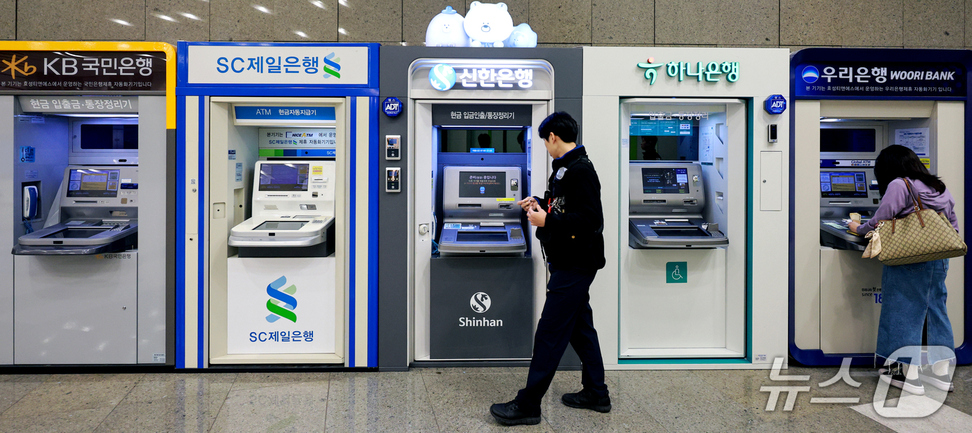 (서울=뉴스1) 이호윤 기자 = 신한은행과 KB국민은행, 하나은행 등 시중은행에 이어 BNK부산은행, 웰컴저축은행, 예가람저축은행, 현대캐피탈 등 제2금융권에서도 해킹에 따른 정보 …