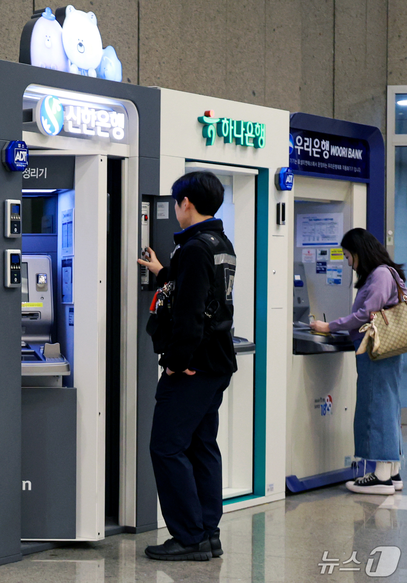 (서울=뉴스1) 이호윤 기자 = 신한은행과 KB국민은행, 하나은행 등 시중은행에 이어 BNK부산은행, 웰컴저축은행, 예가람저축은행, 현대캐피탈 등 제2금융권에서도 해킹에 따른 정보 …