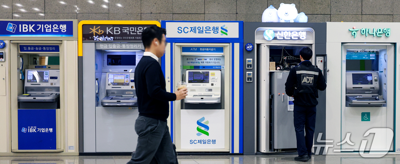 (서울=뉴스1) 이호윤 기자 = 신한은행과 KB국민은행, 하나은행 등 시중은행에 이어 BNK부산은행, 웰컴저축은행, 예가람저축은행, 현대캐피탈 등 제2금융권에서도 해킹에 따른 정보 …