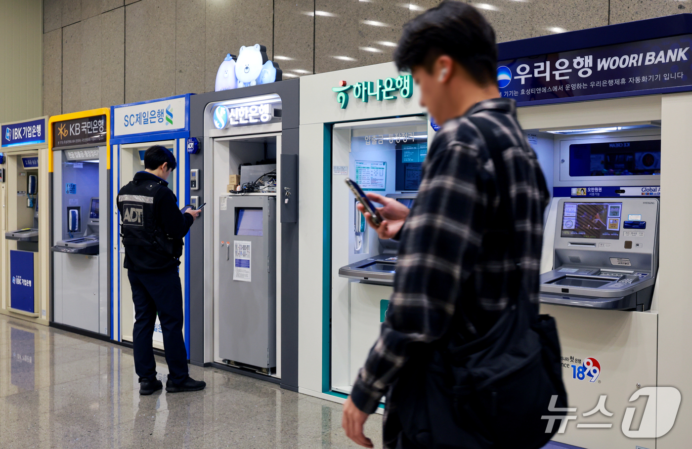 (서울=뉴스1) 이호윤 기자 = 신한은행과 KB국민은행, 하나은행 등 시중은행에 이어 BNK부산은행, 웰컴저축은행, 예가람저축은행, 현대캐피탈 등 제2금융권에서도 해킹에 따른 정보 …