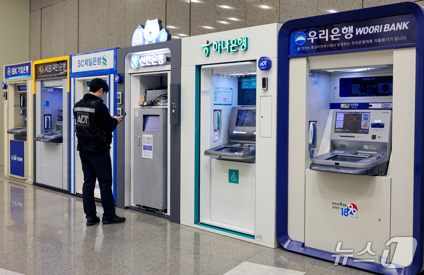 (서울=뉴스1) 이호윤 기자 = 신한은행과 KB국민은행, 하나은행 등 시중은행에 이어 BNK부산은행, 웰컴저축은행, 예가람저축은행, 현대캐피탈 등 제2금융권에서도 해킹에 따른 정보 …