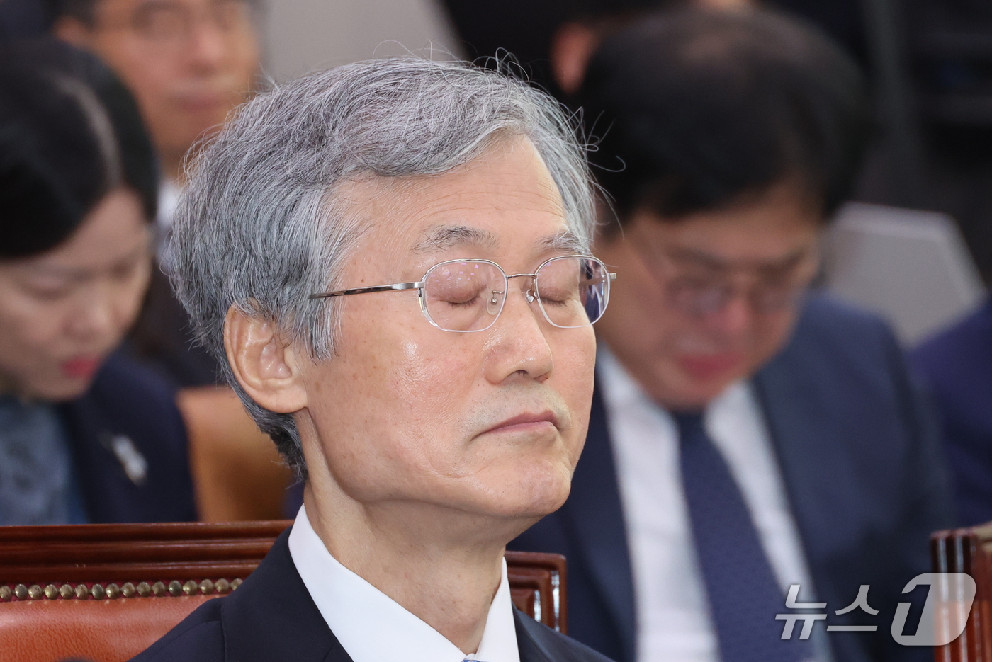 (서울=뉴스1) 신웅수 기자 = 조희대 대법원장이 6일 서울 여의도 국회에서 열린 법제사법위원회의 대법원 등에 대한 국정감사에 출석해 잠시 생각에 잠겨 있다. 2026.10.6/뉴 …
