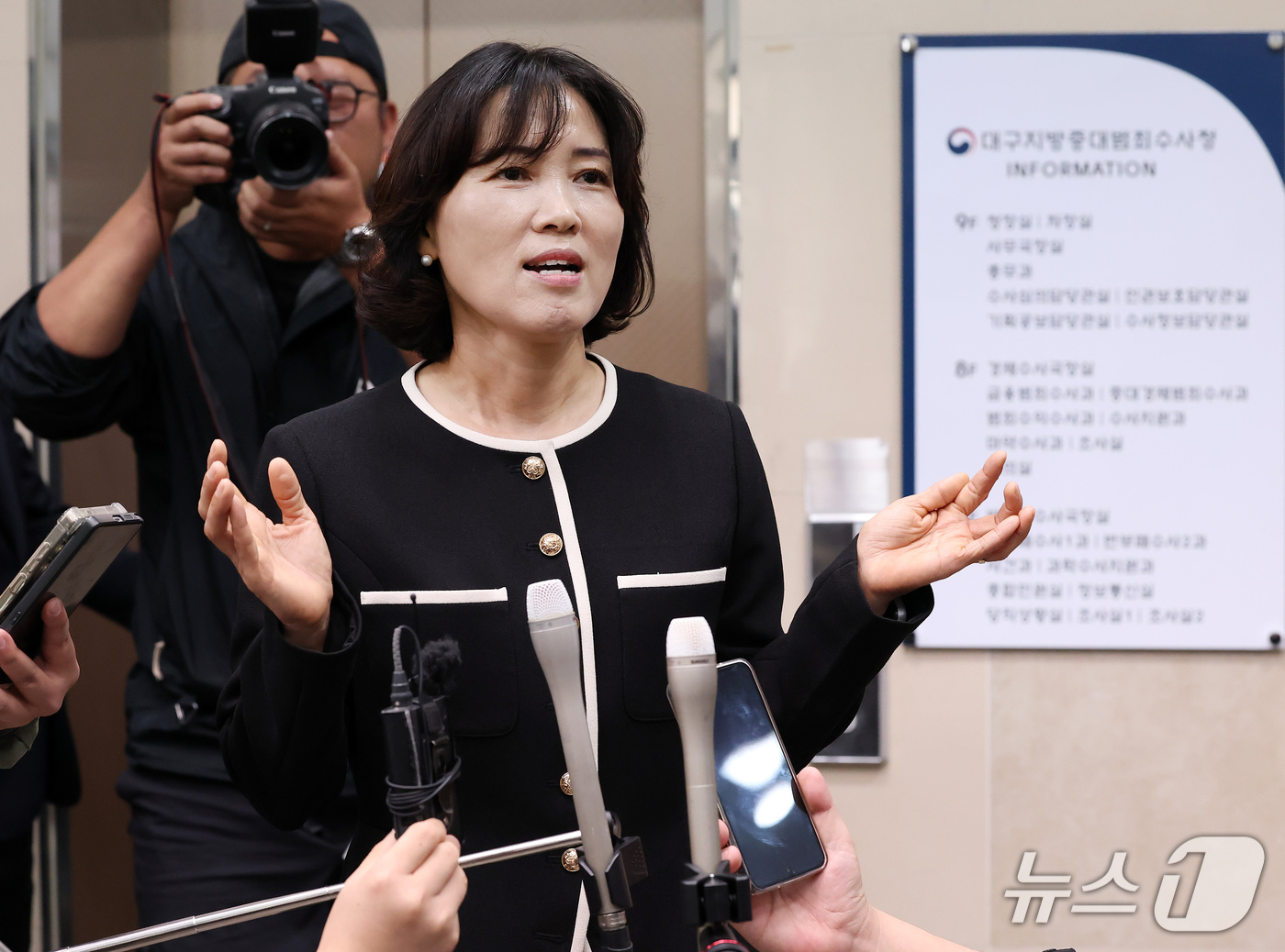 (대구=뉴스1) 공정식 기자 = 홍종희 대구지방중수청장이 6일 오전 대구 남구 대구지방중대범죄수사청 출근길에서 취재진과 만나 인사말을 하고 있다. 2026.10.6/뉴스1