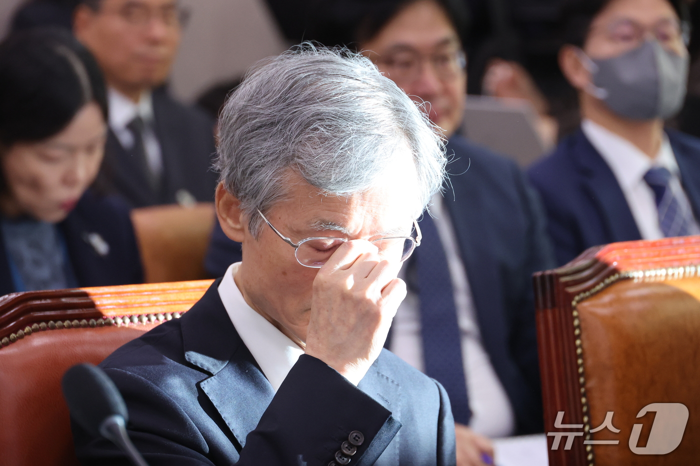 (서울=뉴스1) 신웅수 기자 = 조희대 대법원장이 6일 서울 여의도 국회에서 열린 법제사법위원회의 대법원 등에 대한 국정감사에 출석해 안경을 매만지고 있다. 2026.10.6/뉴스 …