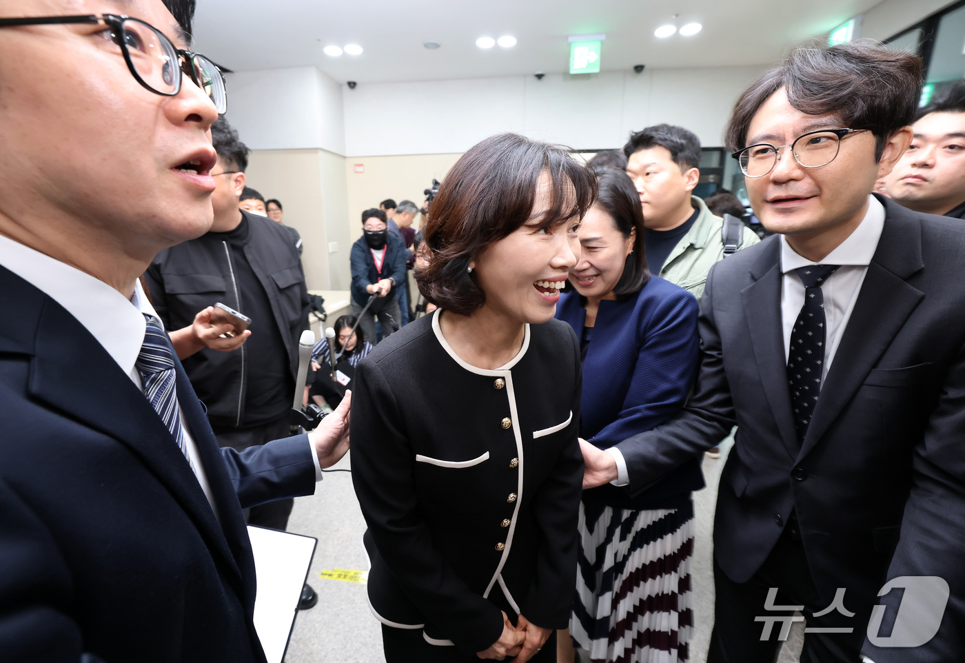 (대구=뉴스1) 공정식 기자 = 홍종희 대구지방중수청장이 6일 오전 대구 남구 대구지방중대범죄수사청 출근길에서 쏟아지는 취재진 질문을 뒤로 한 채 발걸음을 옮기고 있다. 2026. …