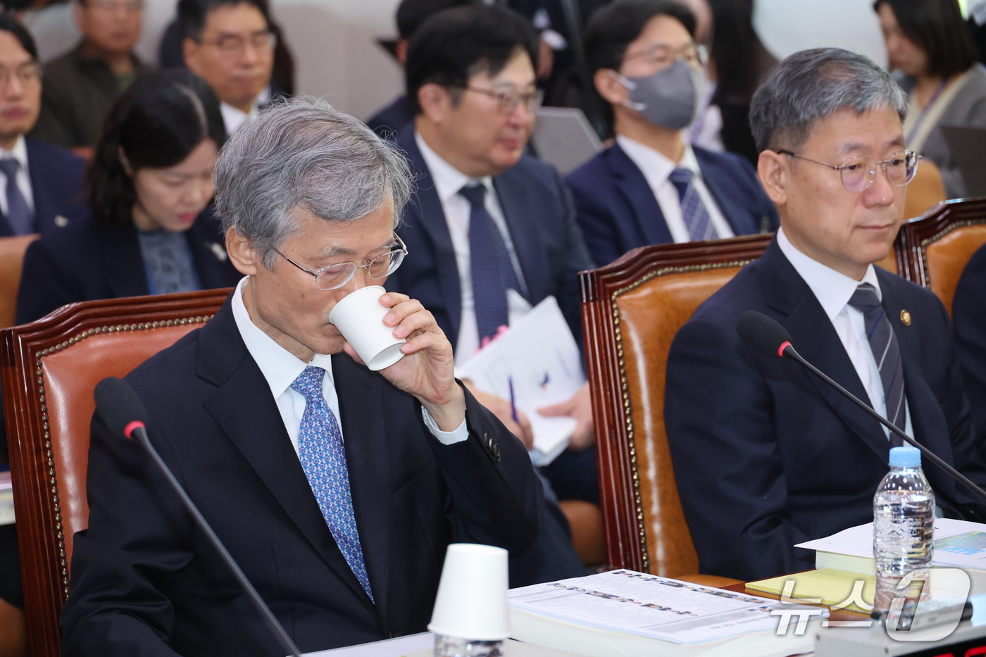 (서울=뉴스1) 신웅수 기자 = 조희대 대법원장이 6일 서울 여의도 국회에서 열린 법제사법위원회의 대법원 등에 대한 국정감사에 출석해 목을 축이고 있다. 2026.10.6/뉴스1