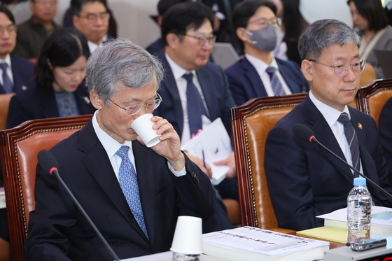 [국감] 국감장서 물 마시는 조희대 대법원장