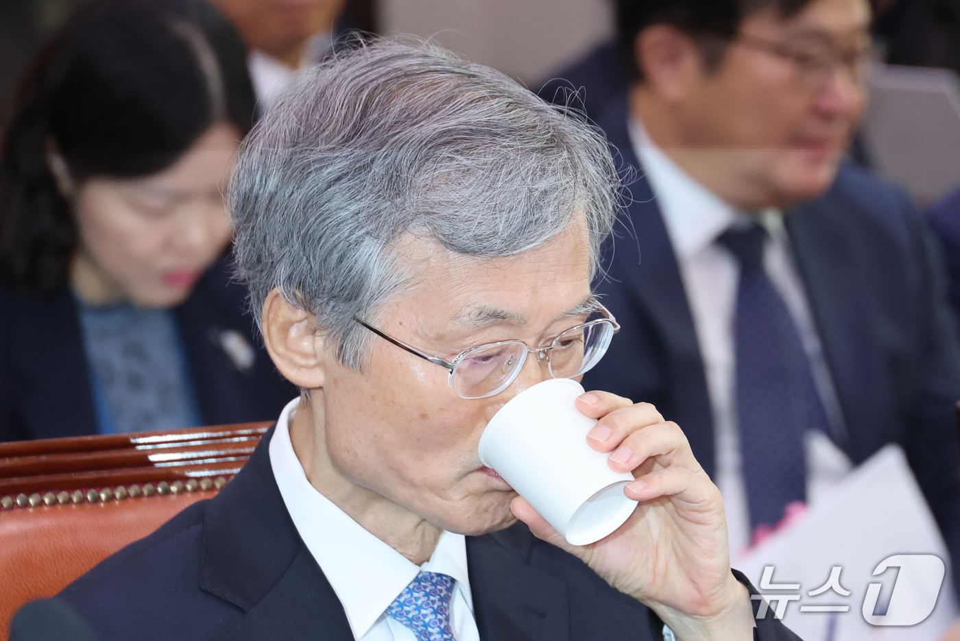(서울=뉴스1) 신웅수 기자 = 조희대 대법원장이 6일 서울 여의도 국회에서 열린 법제사법위원회의 대법원 등에 대한 국정감사에 출석해 목을 축이고 있다. 2026.10.6/뉴스1