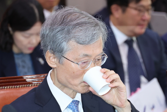 [국감] 국감 출석해 목 축이는 조희대 대법원장