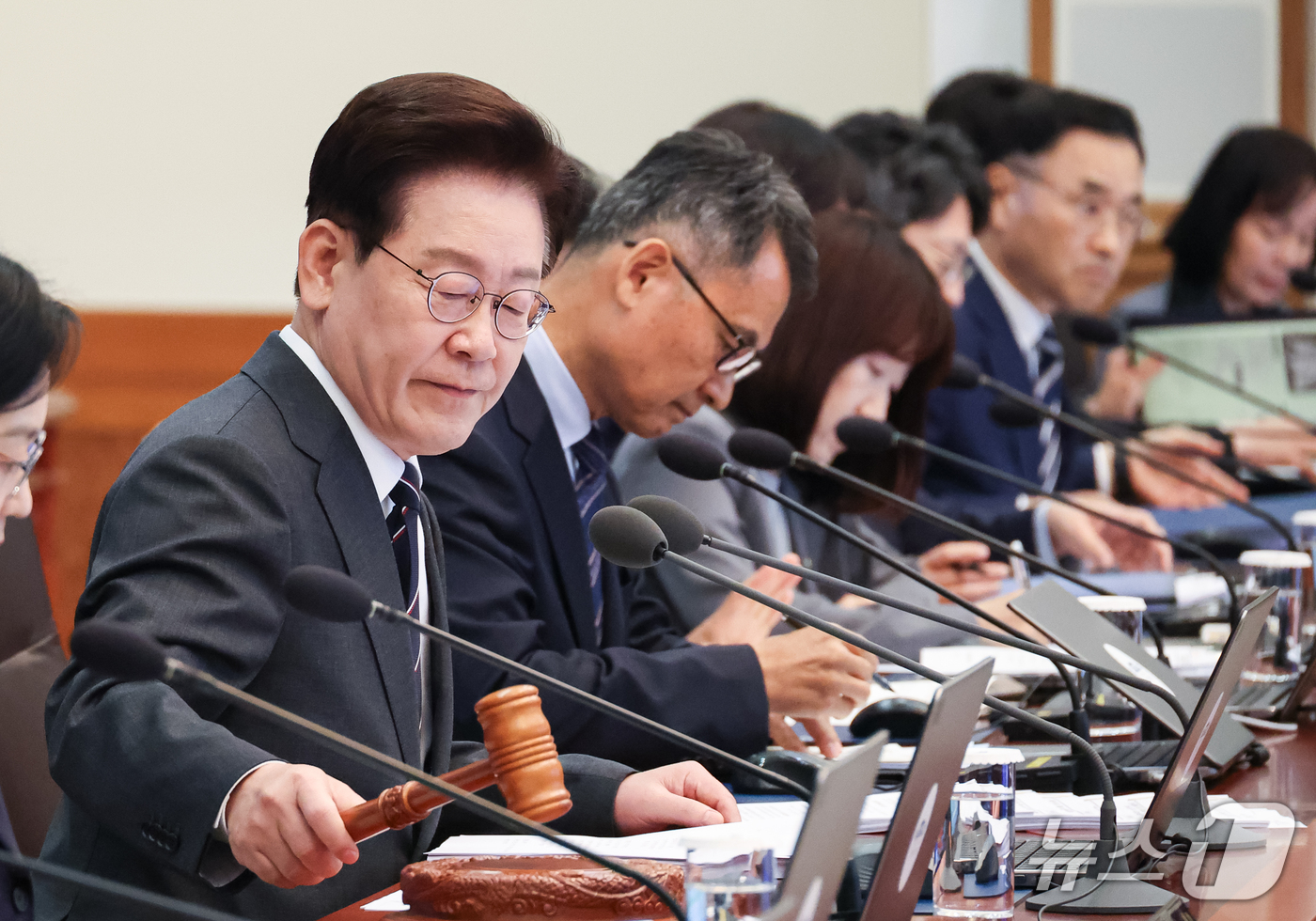 (서울=뉴스1) 허경 기자 = 이재명 대통령이 6일 청와대에서 열린 국무회의에서 의사봉을 두드리고 있다. 2026.10.6/뉴스1