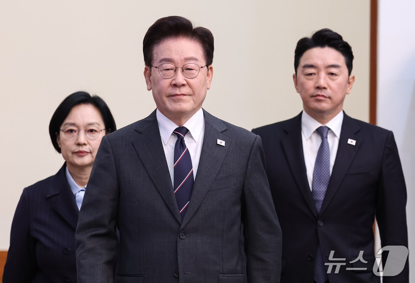 본문 이미지 - 이재명 대통령이 6일 청와대에서 열린 국무회의에 입장하고 있다. 2026.10.6 ⓒ 뉴스1 허경 기자