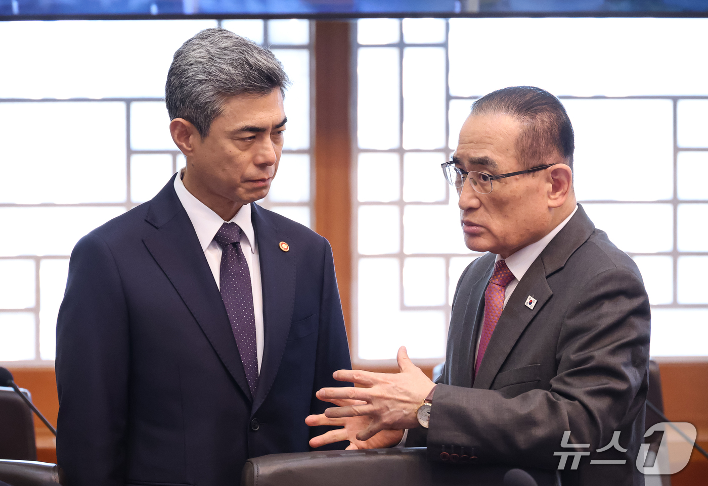 (서울=뉴스1) 허경 기자 = 강신철 국방부 장관과 위성락 국가안보실장이 6일 청와대에서 열린 국무회의에서 대화를 나누고 있다. 2026.10.6/뉴스1