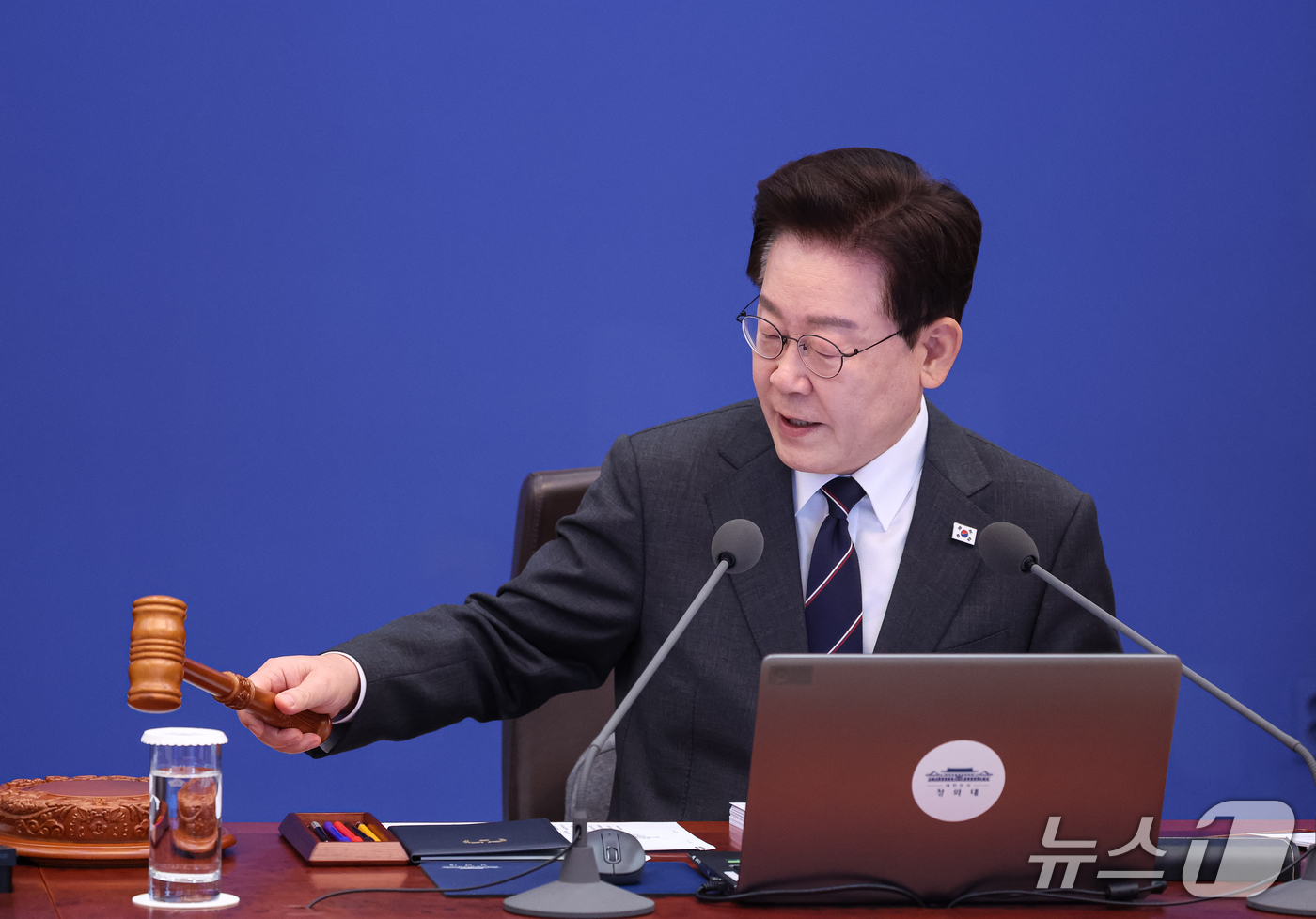 (서울=뉴스1) 허경 기자 = 이재명 대통령이 6일 청와대에서 열린 국무회의에서 의사봉을 두드리고 있다. 2026.10.6/뉴스1
