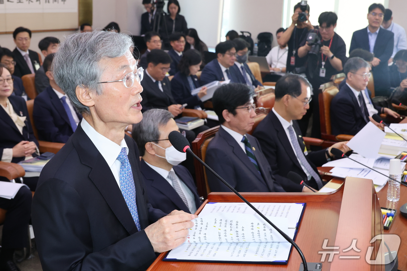 (서울=뉴스1) 신웅수 기자 = 조희대 대법원장이 6일 서울 여의도 국회에서 열린 법제사법위원회의 대법원 등에 대한 국정감사에 출석해 인사말을 하고 있다. 2026.10.6/뉴스1 …