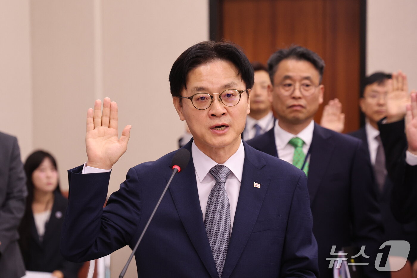 본문 이미지 - 김정관 산업통상부 장관이 6일 오전 서울 여의도 국회 산업통상자원중소벤처기업위원회에서 열린 산업부에 대한 국정감사에서 선서를 하고 있다. 2026.10.6 ⓒ 뉴스1 황기선 기자