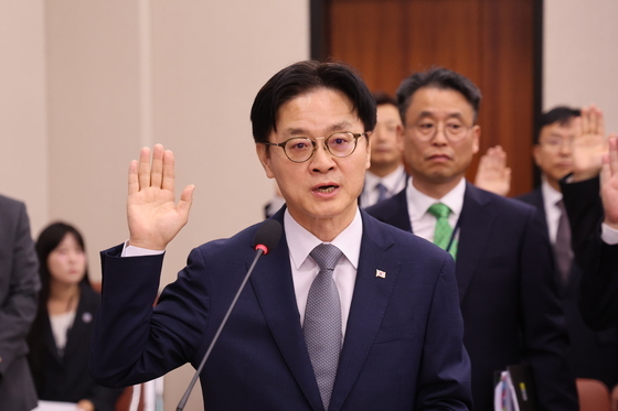 [국감] 증인선서하는 김정관 장관