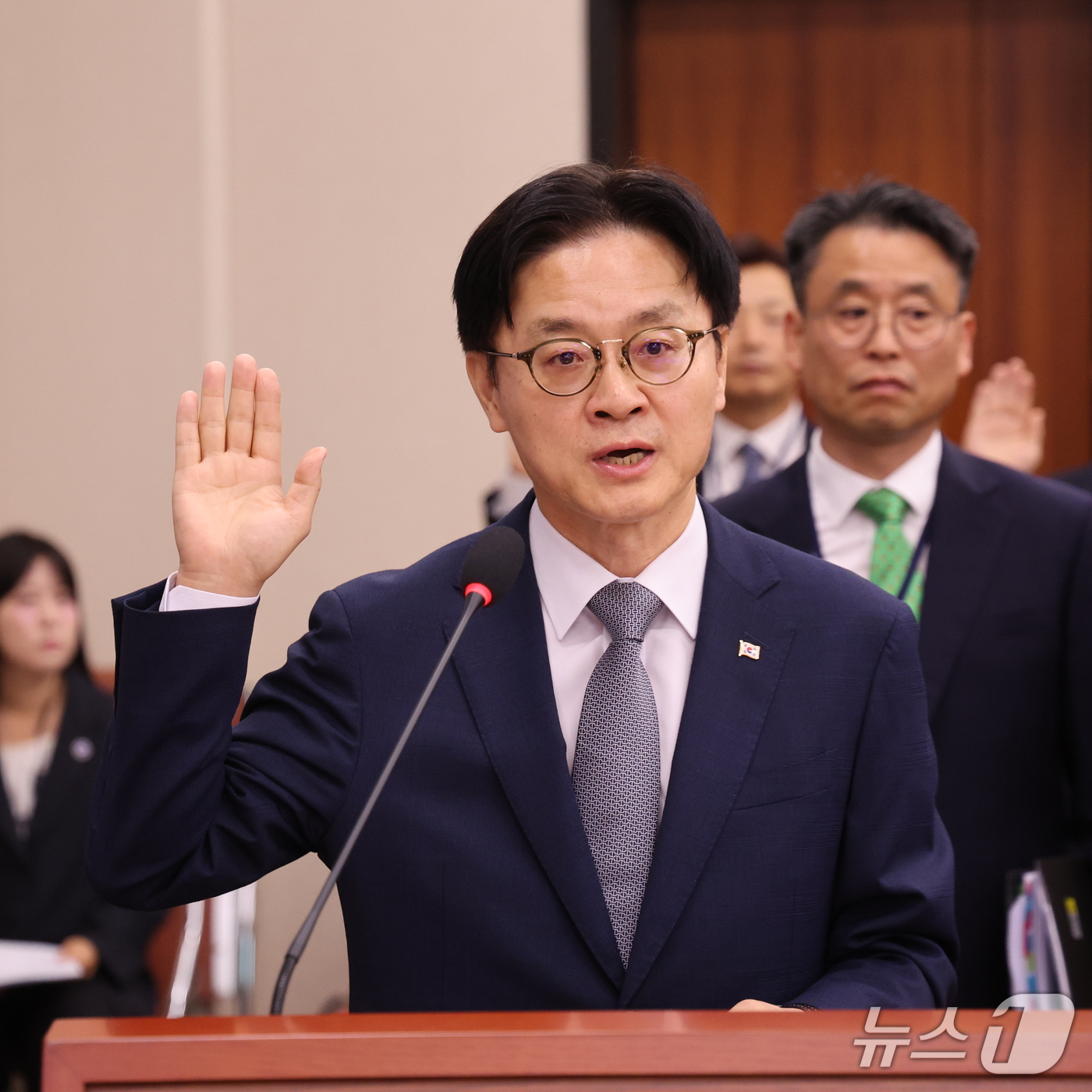 (서울=뉴스1) 황기선 기자 = 김정관 산업통상부 장관이 6일 오전 서울 여의도 국회 산업통상자원중소벤처기업위원회에서 열린 산업부에 대한 국정감사에서 선서를 하고 있다. 2026. …