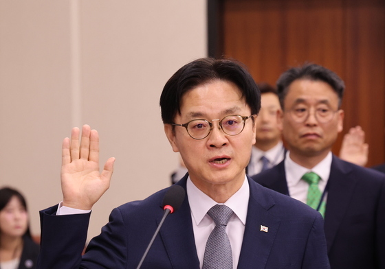 [국감] 선서하는 김정관 산업부 장관