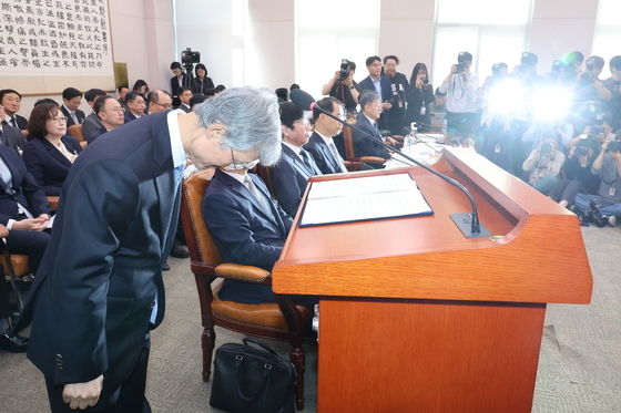 [국감] 고개 숙여 인사하는 조희대 대법원장