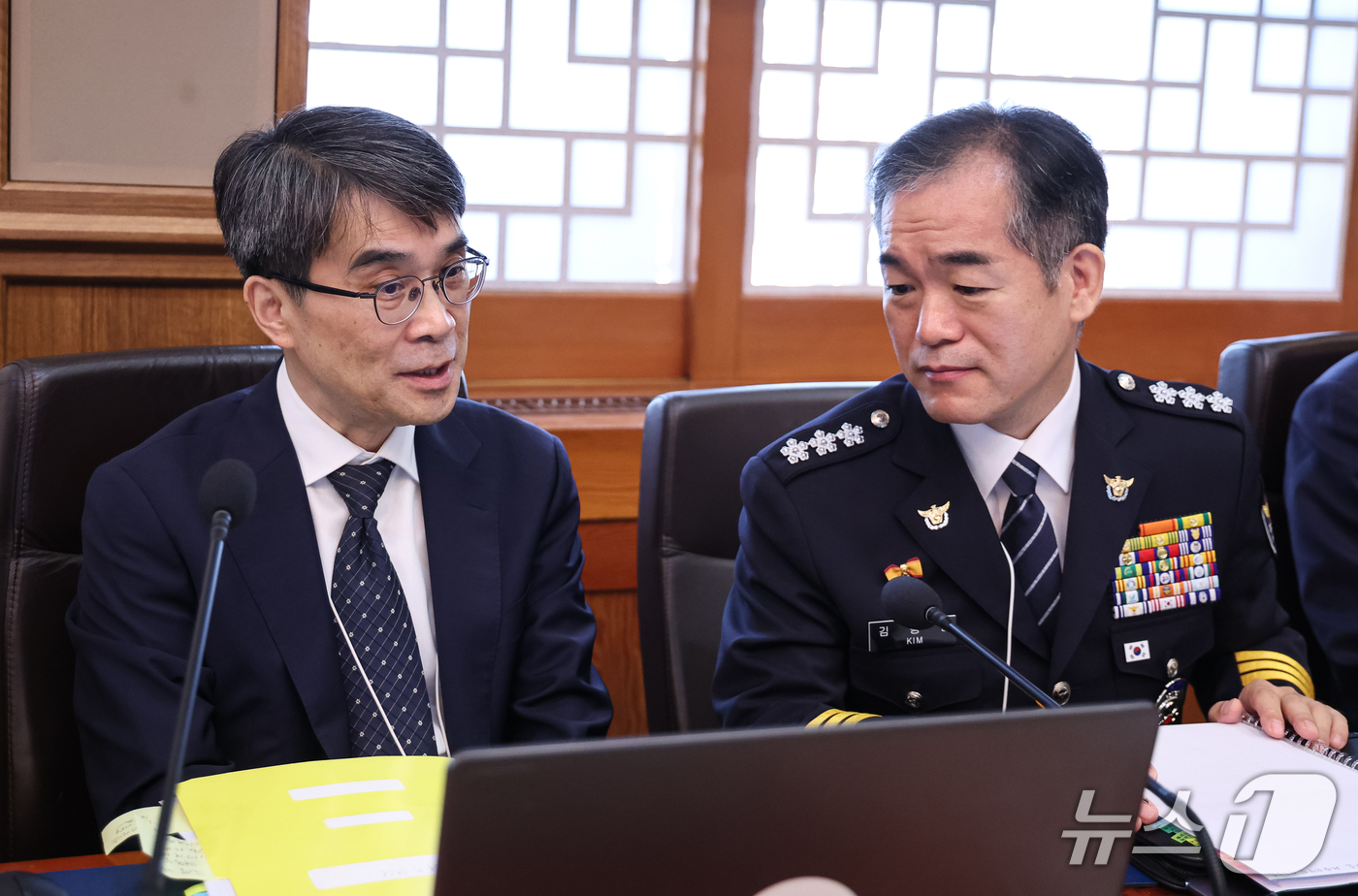 (서울=뉴스1) 허경 기자 = 전종민 중수청장 직무대행과 김종철 경찰청장 직무대행이 6일 청와대에서 열린 국무회의에서 대화를 하고 있다. 2026.10.6/뉴스1