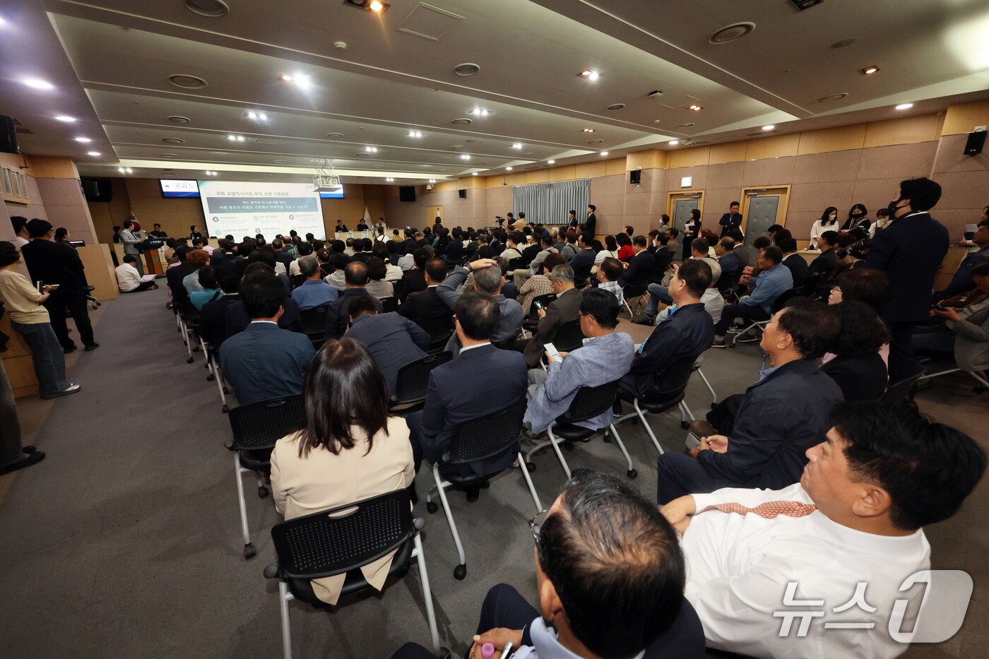 본문 이미지 - 6일 오전 전남광주 남구청 8층 대회의실에서 국회도서관 광주 분관 유치를 위한 주민의견수렴 정책토론회에 130명의 주민이 참여하고 있다. ⓒ 뉴스1 박지현 기자