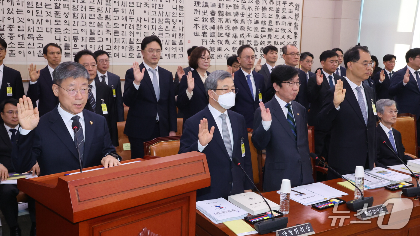 (서울=뉴스1) 신웅수 기자 = 노경필 법원행정처장이 6일 서울 여의도 국회에서 열린 법제사법위원회의 대법원 등에 대한 국정감사에서 증인 선서를 하고있다.조희대 대법원장은 자리에 …
