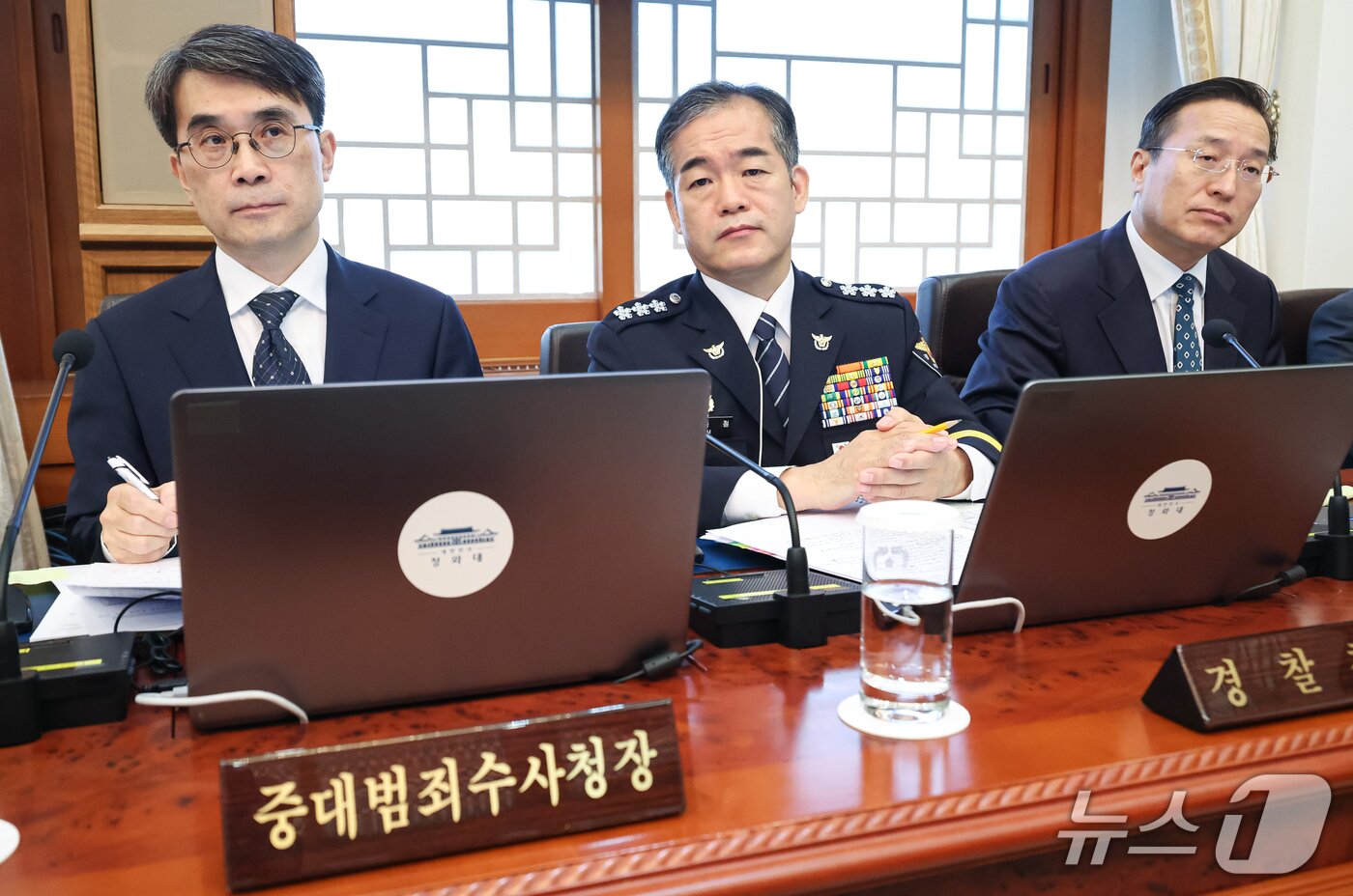본문 이미지 - 전종민 중수청장 직무대행과 김종철 경찰청장 직무대행, 이정현 공소청장 직무대행이 6일 청와대에서 열린 국무회의에서 이재명 대통령의 발언을 듣고 있다. 2026.10.6 ⓒ 뉴스1 허경 기자