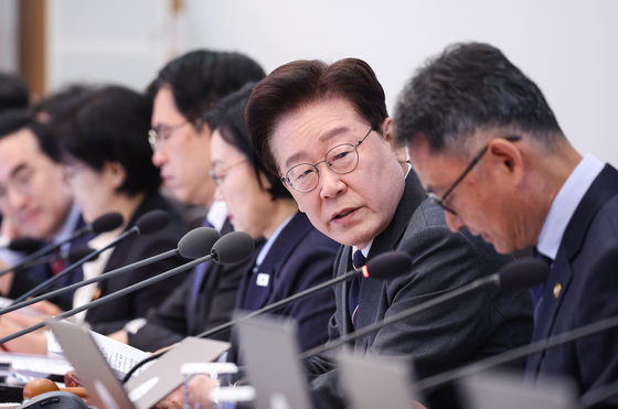 李대통령 "농어민 정부 불신 매우 높아…소득 지원, 퍼주기로 안 봤으면"