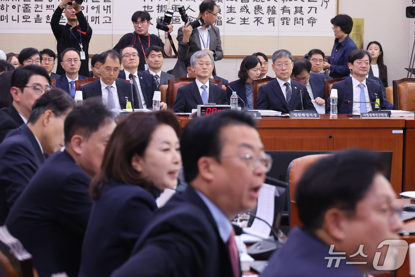 (서울=뉴스1) 신웅수 기자 = 6일 서울 여의도 국회에서 열린 법제사법위원회의 대법원 등에 대한 국정감사에서 국민의힘 의원들이 조희대 대법원장의 이석을 요구하고 있다. 2026. …