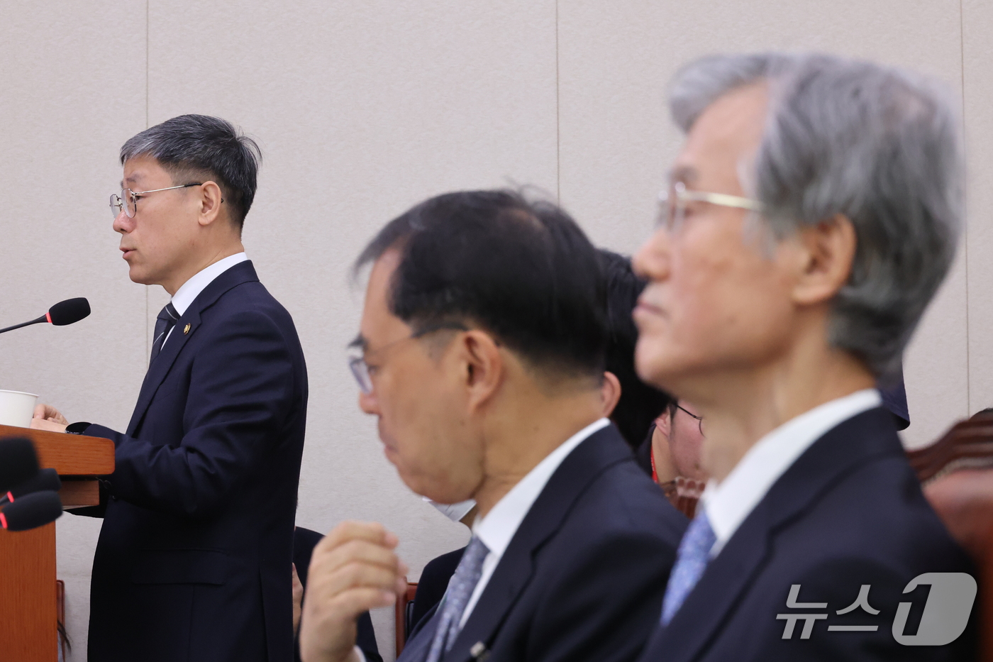 (서울=뉴스1) 신웅수 기자 = 노경필 법원행정처장이 6일 서울 여의도 국회에서 열린 법제사법위원회의 대법원 등에 대한 국정감사에서 업무 보고를 하고 있다. 2026.10.6/뉴스 …
