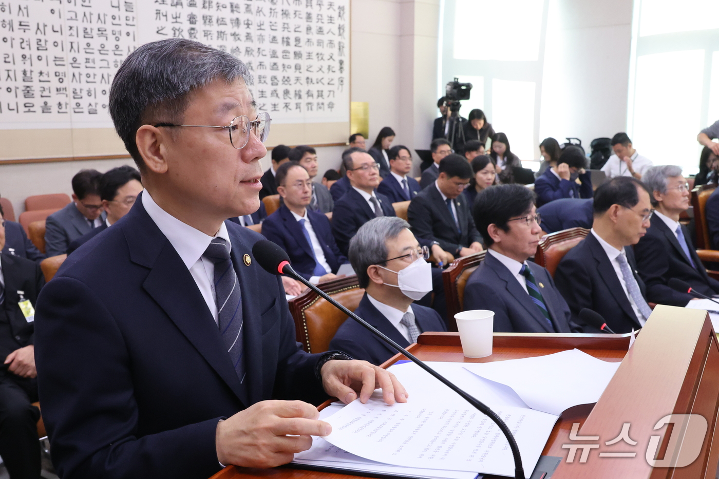 (서울=뉴스1) 신웅수 기자 = 노경필 법원행정처장이 6일 서울 여의도 국회에서 열린 법제사법위원회의 대법원 등에 대한 국정감사에서 업무 보고를 하고 있다. 2026.10.6/뉴스 …