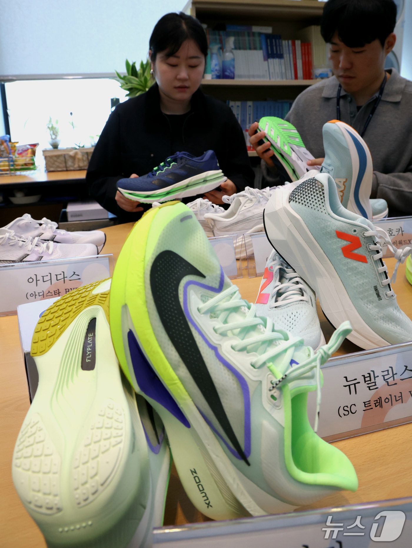 (세종=뉴스1) 김기남 기자 = 한국소비자원 관계자들이 6일 세종시 정부세종청사 공정거래위원회에서 열린 카본러닝화 7개 제품에 대한 품질 비교정보 발표 브리핑에서 제품을 공개하고 …