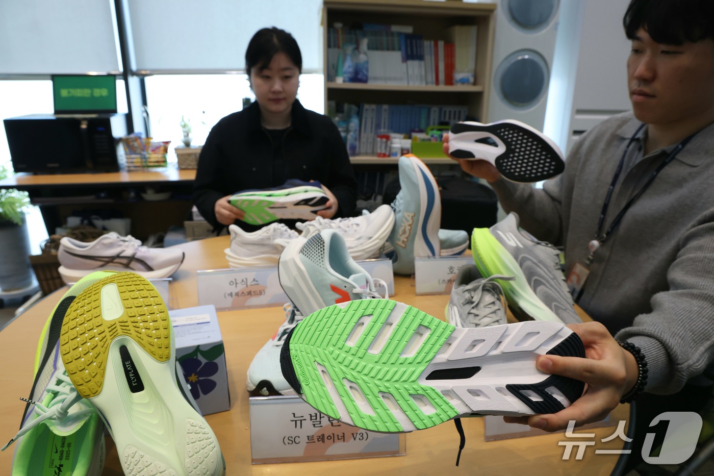 (세종=뉴스1) 김기남 기자 = 한국소비자원 관계자들이 6일 세종시 정부세종청사 공정거래위원회에서 열린 카본러닝화 7개 제품에 대한 품질 비교정보 발표 브리핑에서 제품을 공개하고 …
