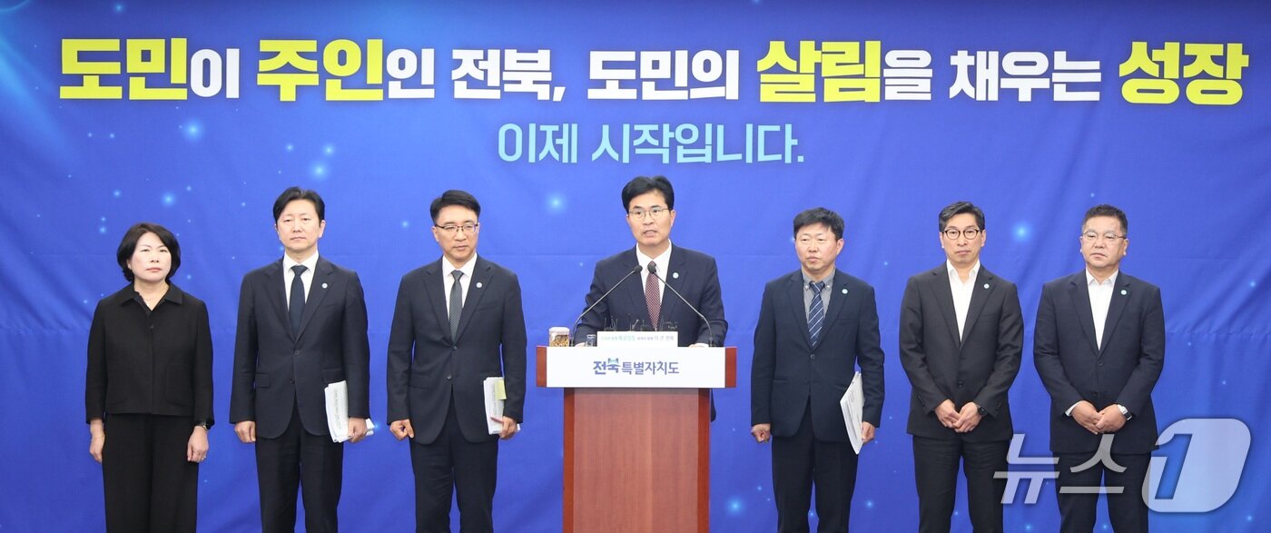본문 이미지 - 이원택 전북특별자치도지사가 6일 전북 전주시 전북특별자치도청에서 민선9기 출범 100일 기자회견을 열고 도정 핵심 성과 및 향후 도정 운영방향을 밝히고 있다. 2026.10.6 ⓒ 뉴스1 유경석 기자