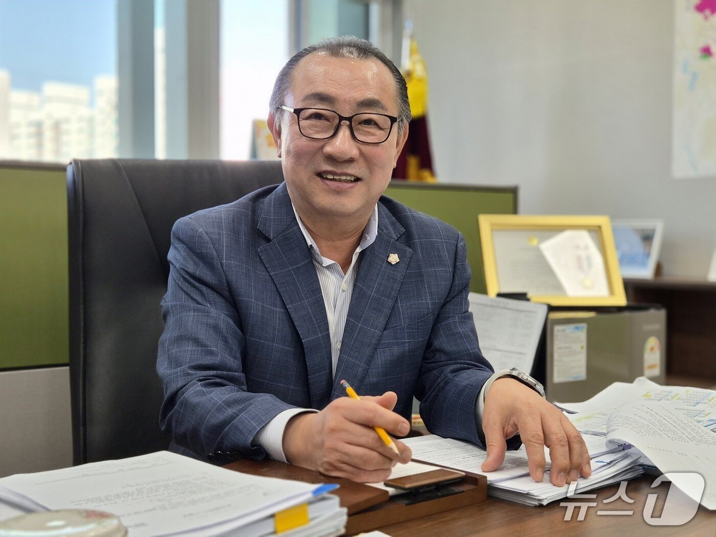 본문 이미지 - 김원일 부산 기장군의회 의장이 뉴스1과 인터뷰 하고 있다. 2026.10.6/뉴스1 ⓒ News1 임순택 기자