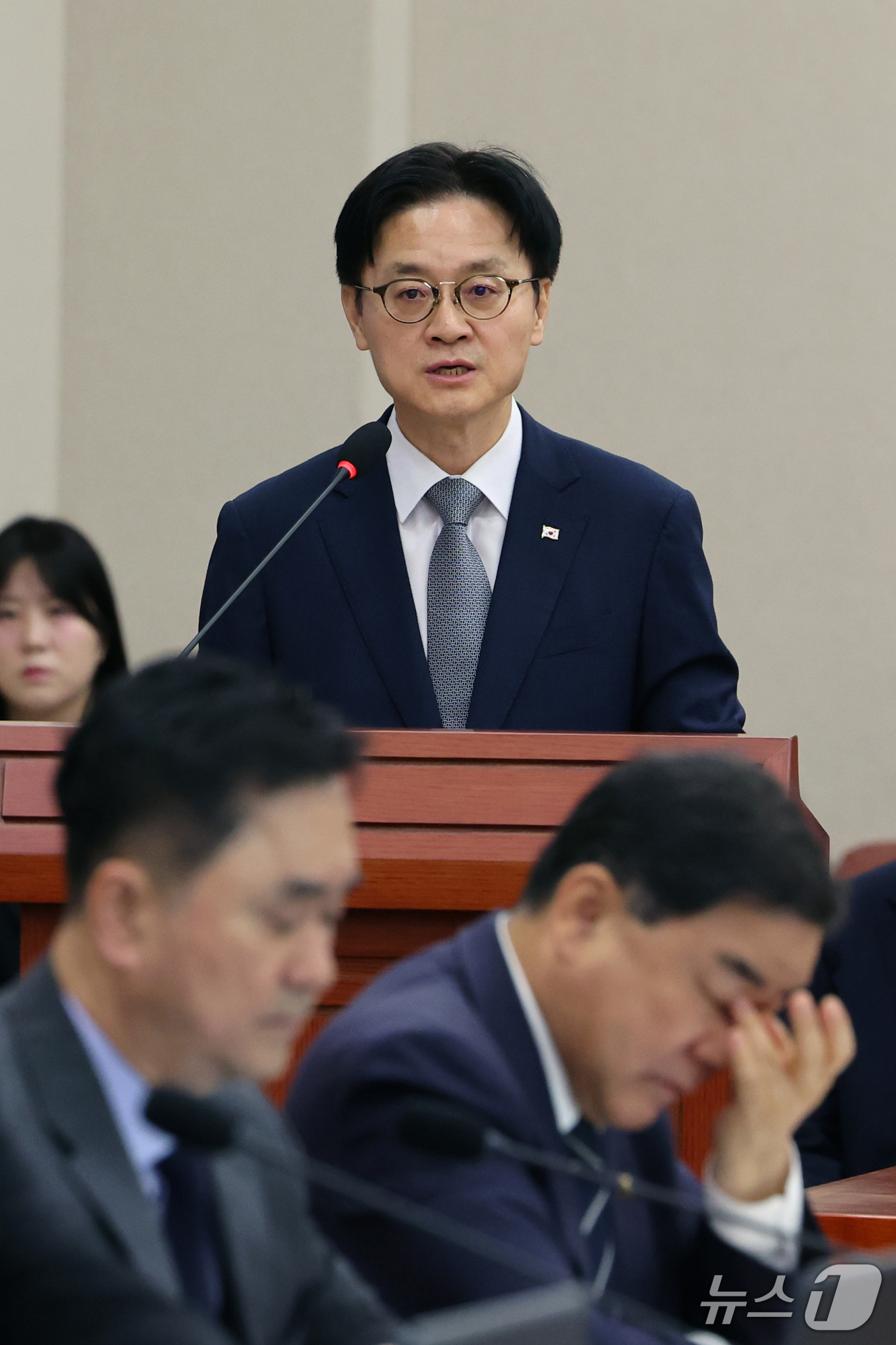 (서울=뉴스1) 황기선 기자 = 김정관 산업통상부 장관이 6일 오전 서울 여의도 국회 산업통상자원중소벤처기업위원회에서 열린 산업부에 대한 국정감사에서 업무보고를 하고 있다.  20 …