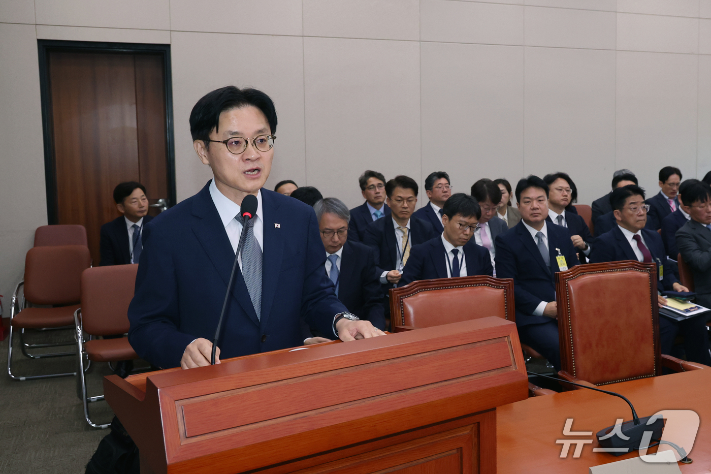 (서울=뉴스1) 황기선 기자 = 김정관 산업통상부 장관이 6일 오전 서울 여의도 국회 산업통상자원중소벤처기업위원회에서 열린 산업부에 대한 국정감사에서 업무보고를 하고 있다.  20 …
