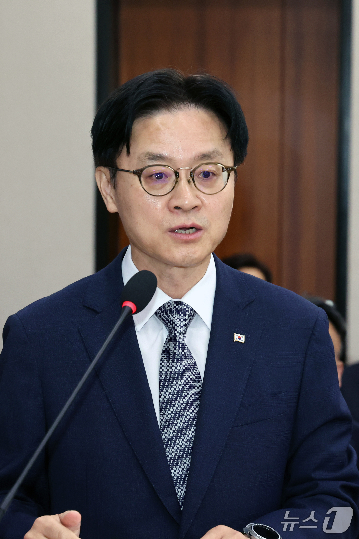 (서울=뉴스1) 황기선 기자 = 김정관 산업통상부 장관이 6일 오전 서울 여의도 국회 산업통상자원중소벤처기업위원회에서 열린 산업부에 대한 국정감사에서 업무보고를 하고 있다.  20 …