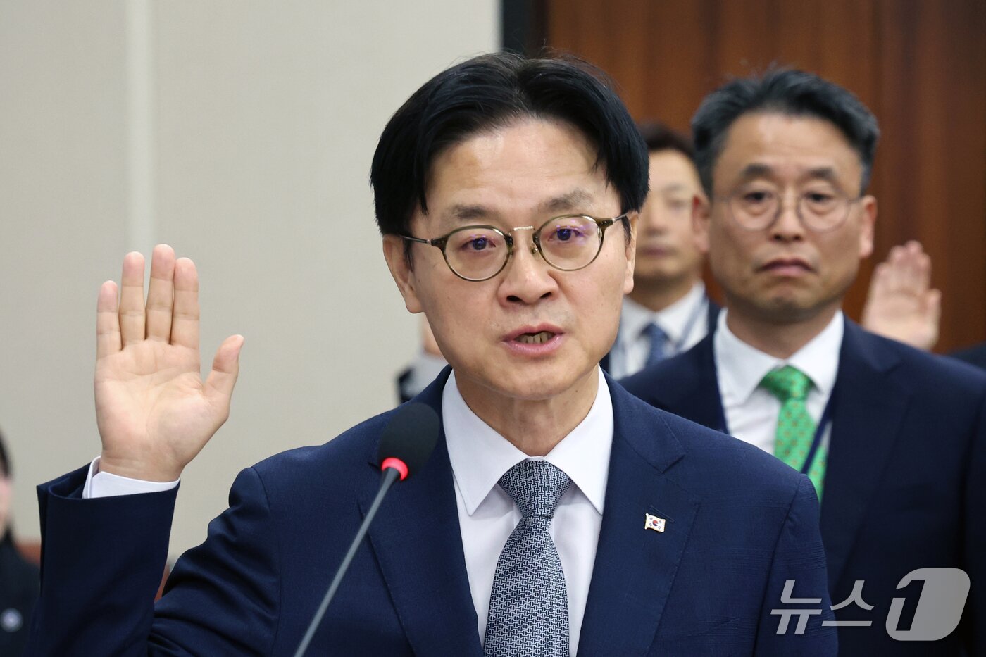 본문 이미지 - 김정관 산업통상부 장관이 6일 오전 서울 여의도 국회 산업통상자원중소벤처기업위원회에서 열린 산업부에 대한 국정감사에서 선서를 하고 있다. 2026.10.6 ⓒ 뉴스1 황기선 기자