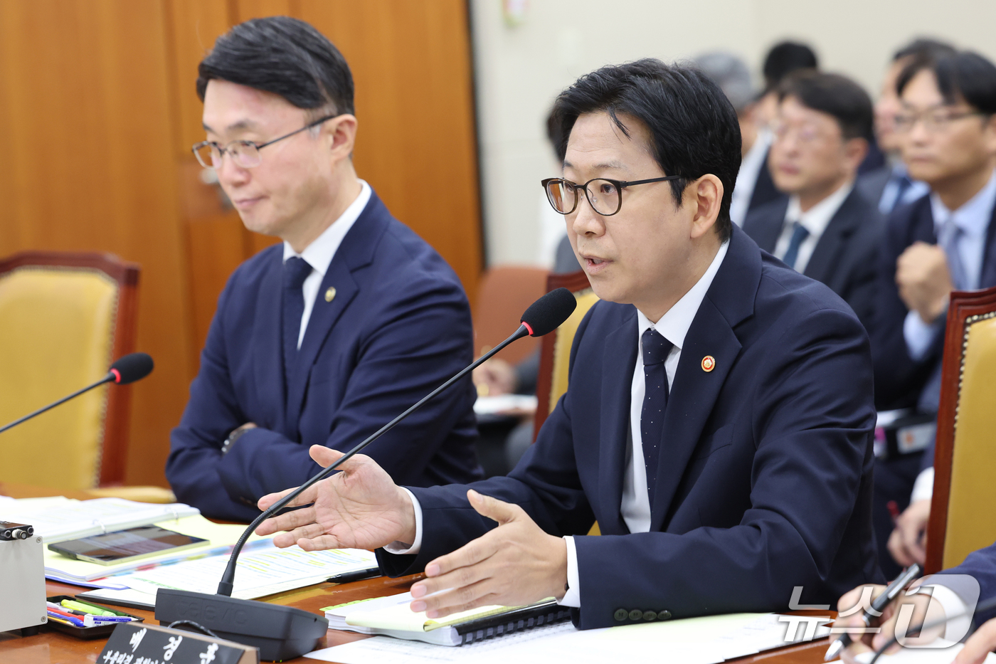 (서울=뉴스1) 황기선 기자 = 배경훈 부총리 겸 과학기술정보통신부 장관이 6일 서울 여의도 국회 과학기술정보방송통신위원회에서 열린 과기부 등에 대한 국정감사에서 의원 질의에 답하 …