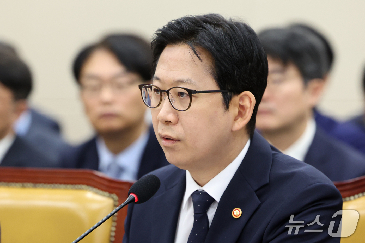 (서울=뉴스1) 황기선 기자 = 배경훈 부총리 겸 과학기술정보통신부 장관이 6일 서울 여의도 국회 과학기술정보방송통신위원회에서 열린 과기부 등에 대한 국정감사에서 의원 질의에 답하 …