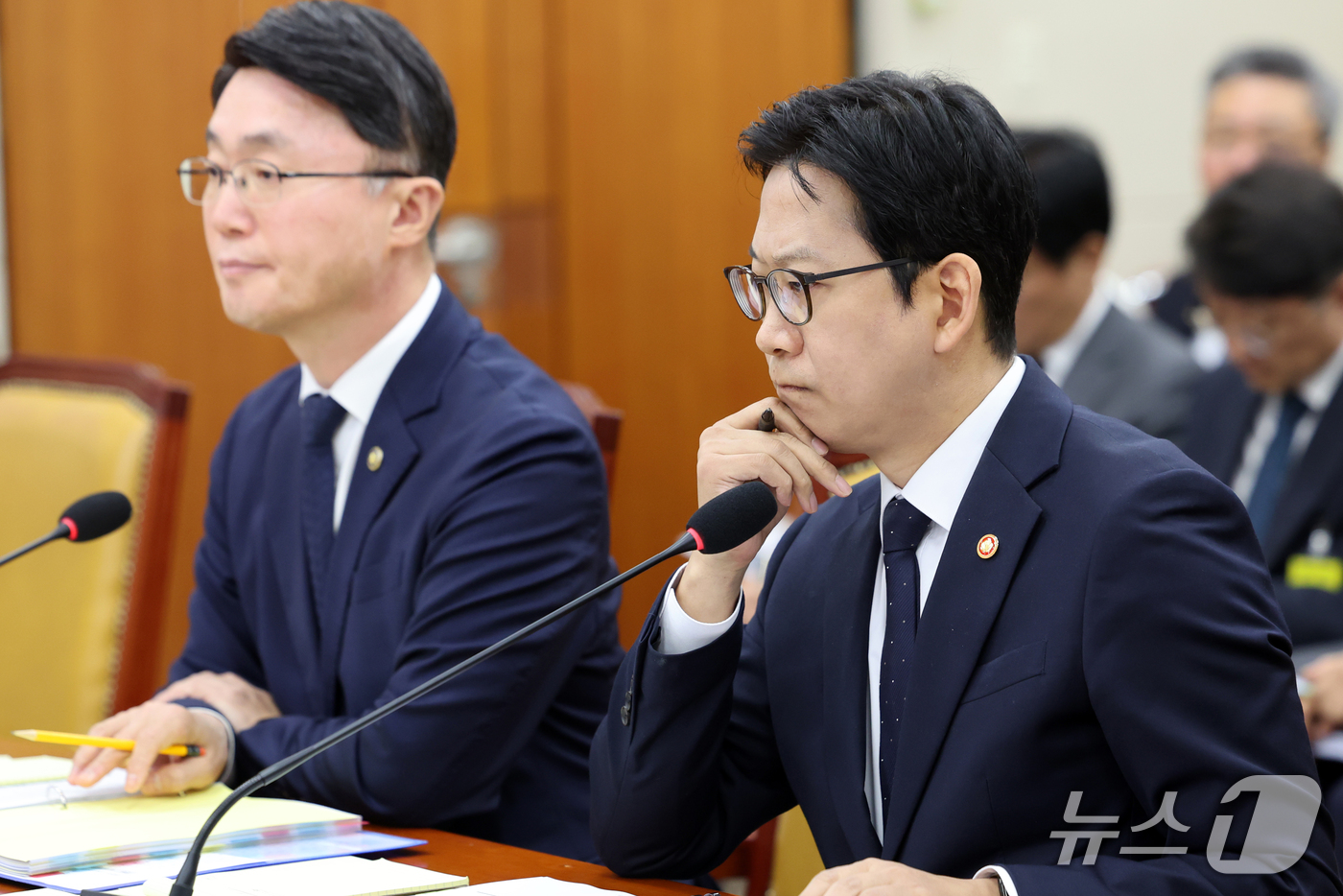 (서울=뉴스1) 황기선 기자 = 배경훈 부총리 겸 과학기술정보통신부 장관이 6일 서울 여의도 국회 과학기술정보방송통신위원회에서 열린 과기부 등에 대한 국정감사에서 생각에 잠겨 있다 …